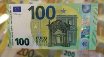 السكوار اشتعل.. سعر 100 يورو بالدينار الجزائري يسجل قفزة تاريخية جديدة في بداية تعاملات اليوم