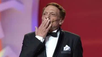 عودة صادمه.. عاد النجم عادل إمام مجددا إلى الأضواء رغم ابتعاده عنها خلال هل الصور الحقيقية أم مزيفة؟