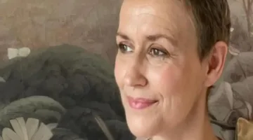 حصريًا الفنانة الدنماركية ليزا تتألق بعد أزمة لوحتها ودعوة مصرية لمعرض البحر الأحمر العالمي