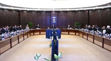 إجراءات جديدة..  
الحكومة توضح شروط الحصول على وحدات سكنية لمستأجري “الإيجار القديم” ضمن المحافظة نفسها بشرط عدم ترك الوحدة مغلقة أكثر من عام وعدم تملك وحدة أخرى.