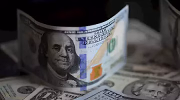 انخفاض جديد للدولار.. هل سينعكس على أسعار السلع قريباً؟