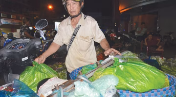 لحياة أفضل.. كيف يواجه الناس تحديات ليلة في سوق الجملة؟