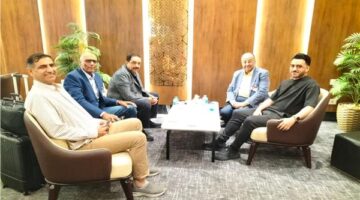 استقبال بارز.. سيف حامد وأشرف فرحات يُرحبان برئيس الاتحاد الدولي للهوكي خلال بطولة الأمم الأفريقية