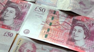 سعر الجنيه الإسترليني مقابل الجنيه يتراجع اليوم الأربعاء 15-10-2025
