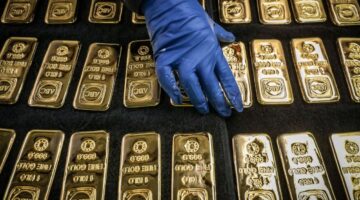 الذهب يتراجع منتظرًا بيانات أميركية حاسمة لمسار الفائدة