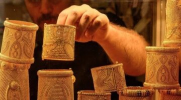 <p>تراجع 150 جنيهًا.. تطورات مفاجئة في أسعار الذهب بمحلات الصاغة المصرية اليوموفقًا لمواصفاتك، إليك العنوان الصحفي:</p>
<p><strong>تراجع 150 جنيهًا.. تطورات مفاجئة في أسعار الذهب بمحلات الصاغة المصرية اليوم</strong></p>