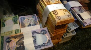 تراجع جديد.. سعر صرف الدينار العراقي أمام الدولار يسجل أرقاماً غير متوقعة في البورصة المحلية