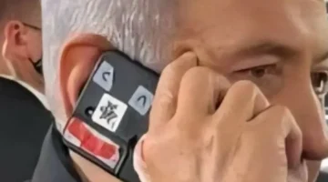 إجراءات أمنية مشددة.. نتنياهو يغطي كاميرا هاتفه الشخصي خوفاً من عمليات التجسس المختصة