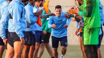 تحية حارة.. استقبال مصطفى العش في مران المصري البورسعيدي قبل لقاء زد