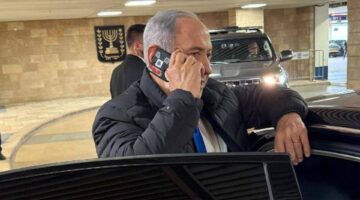 شريط لاصق.. هاتف نتنياهو يثير جدلاً واسعاً حول مخاطر التجسس الرقمي وتأمين الخصوصية