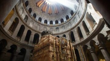 أسباب منع بطريرك القدس من إقامة قداس الشعانين بكنيسة القيامة لأول مرة منذ قرون