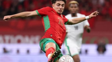 أول تعليق من نجم المنتخب المغربي لطمأنة الجماهير بعد واقعة السطو المسلح بقيمة