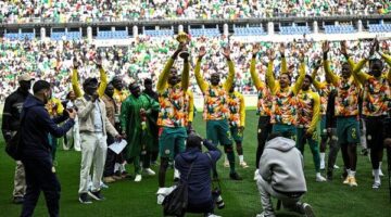 احتفال منتخب السنغال بكأس أفريقيا في باريس رداً على قرار التجريد من اللقب