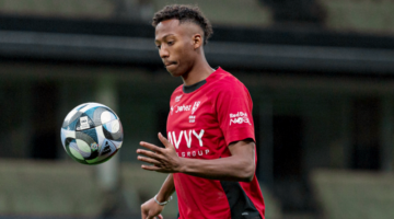 الغموض يحيط بموقف سالم الدوسري من دعم الهلال بمواجهة الكلاسيكو المرتقبة