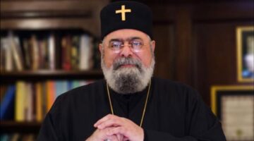 الكنيسة تودع الأنبا مكسيموس في مراسم جنازة شعبية بمنطقة المقطم