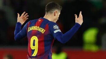برشلونة يشترط تخفيض راتب ليفاندوفسكي إلى النصف مقابل تجديد عقده مع الفريق