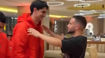 بشكل مفاجئ.. فيديو لمشجع يصدم ياسين بونو بحركة غير متوقعة في الملعب