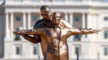 تمثال ساخر يجمع ترامب وإبستين بحديقة في واشنطن يثير ضجة واسعة بالولايات المتحدة