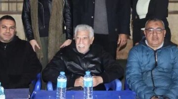 حسن شحاتة يتابع حفيده في مباراة ودية خلال زيارته لنادي النصر