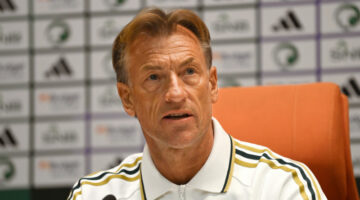 رينارد يكشف كواليس استبعاد العويس وطلبه المفاجئ لرحيل لاعبي المنتخب السعودي