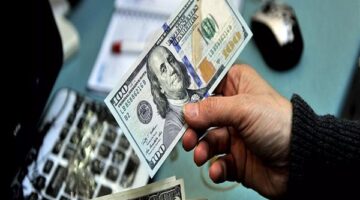سعر الدولار يلامس حاجز 55 جنيها للمرة الأولى منذ قرار التعويم بالبنوك