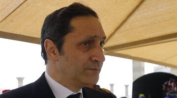 علاء مبارك يشن هجوماً حاداً ضد الكاتب أحمد الناصر بسبب ادعاءاته حول حرب أكتوبر