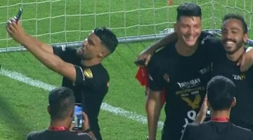 عمرو الدردير يكشف كواليس هروب لاعبي الأهلي من الحكم لتجنب البطاقات الملونة