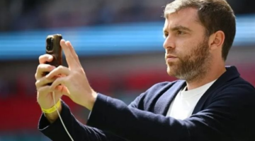 فيفا يوجه اتهامات مثيرة للصحفي فابريزيو رومانو بشأن تسريب عقود اللاعبين بشكل سري