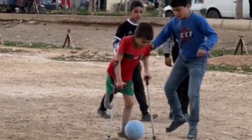 قصة ملهمة لطفل مغربي يبهر الآلاف بمهارته في كرة القدم مستخدماً العكاز