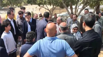 لحظات مؤثرة لوزير الصناعة خلال مراسم تشييع جثمان والدته بمحافظة الشرقية