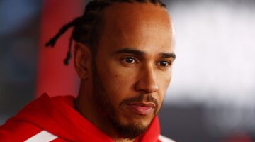 لماذا يخشى لويس هاميلتون تراجع ترتيب فريق فيراري في سباقات الفورمولا 1؟