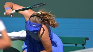 واقعة مثيرة لنجمة تنس روسية تحطم مضربها وتوجه عبارات حادة للجماهير بعد الخسارة