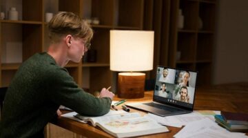 وزارة التعليم في عُمان تفعل نظام الدراسة عن بعد لمواجهة تأثيرات منخفض المسرّات