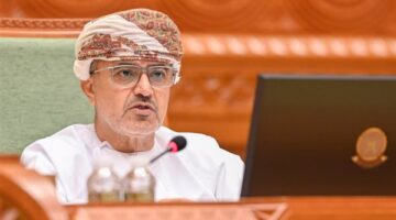 وزير النقل العماني يحسم الجدل حول فرض رسوم عبور في مضيق هرمز