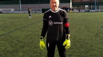 نادٍ إسباني يثير الجدل بإشراك حارس مرمى يبلغ من العمر 70 عاماً