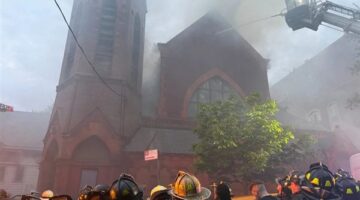 200 رجل إطفاء يواجهون حريقاً ضخماً اندلع داخل كنيسة تاريخية في نيويورك