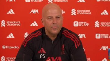 آرني سلوت يصف مواجهة باريس بالاختبار ويؤكد استمرار المنافسة ضد مانشستر سيتي