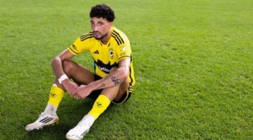 إصابة الركبة تجبر وسام أبوعلي على مغادرة الملعب خلال المواجهة الأخيرة