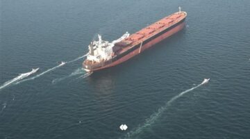 إيران تغلق مضيق هرمز مجددًا بعد 24 ساعة فقط من استئناف الملاحة