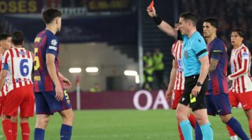 إيقاف حكم مباراة برشلونة وأتلتيكو مدريد عقب إثارة الجدل في قرارات اللقاء