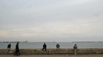 الأرصاد تحذر من تخفيف الملابس رغم ارتفاع الحرارة وتكاثر السحب بـ14 محافظة