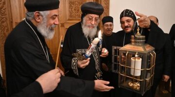 البابا تواضروس الثاني يستقبل النور المقدس في المقر البابوي بالقاهرة السبت