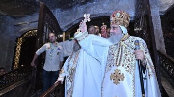 البابا تواضروس يرسل وفدًا لتقديم العزاء إلى رئيس الوزراء المصري