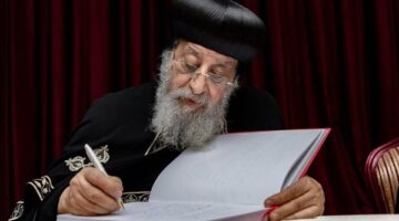 البابا تواضروس يكتب رسالة بخط يده في الكنيسة السريانية بإسطنبول حول التوحيد