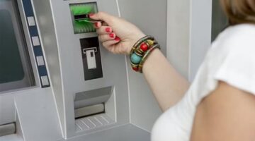 البنك المركزي يحدد سقفاً جديداً للسحب اليومي من الفروع وماكينات الصراف الآلي