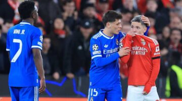 الفيفا يقر عقوبة مشددة على اللاعبين بسبب واقعة تغطية الفم في الملاعب