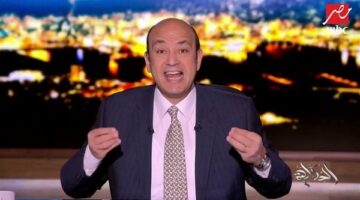 انتقادات حادة من عمرو أديب لصورة استقبال وزير الشباب والرياضة بالمطار