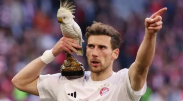 ببغاء يخطف الأنظار خلال احتفالات بايرن ميونخ بلقب الدوري الألماني البوندسليغا