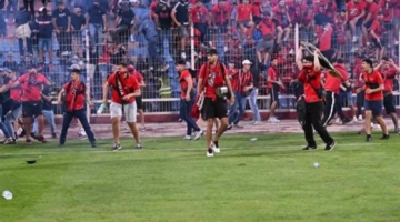 تأجيل مباراة آسفي واتحاد الجزائر عقب فوضى عارمة واقتحام جماهيري للملعب