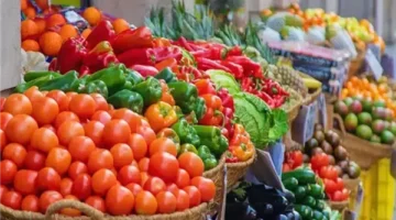 تباين أسعار الخضروات في سوق العبور مع تسجيل الطماطم 22.5 جنيهاً للجمهور